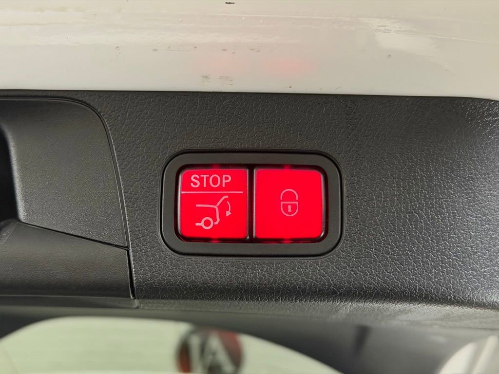 Used 2022 Mercedes-Benz GLB 250 4MATIC w/ Premium Package Lite image 15