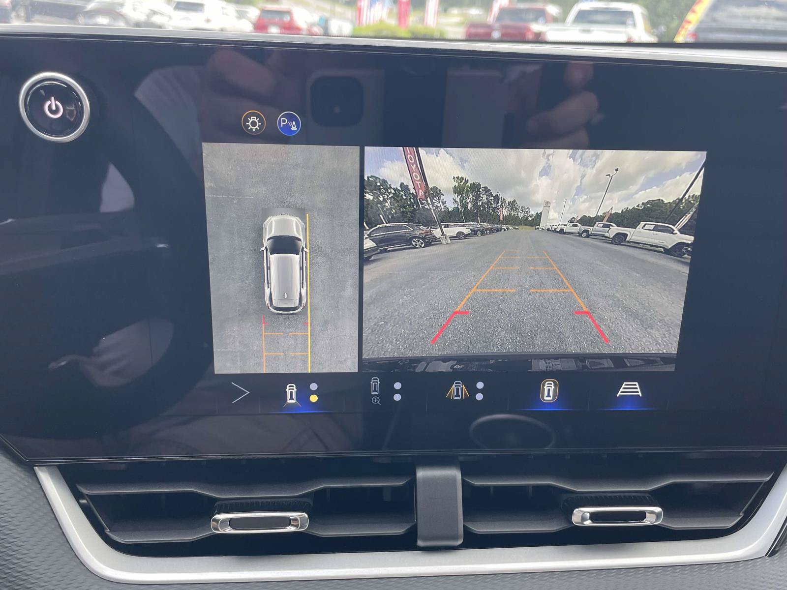 Used 2026 Chevrolet Equinox LT w/ Safety and Technology Package FWD image 16