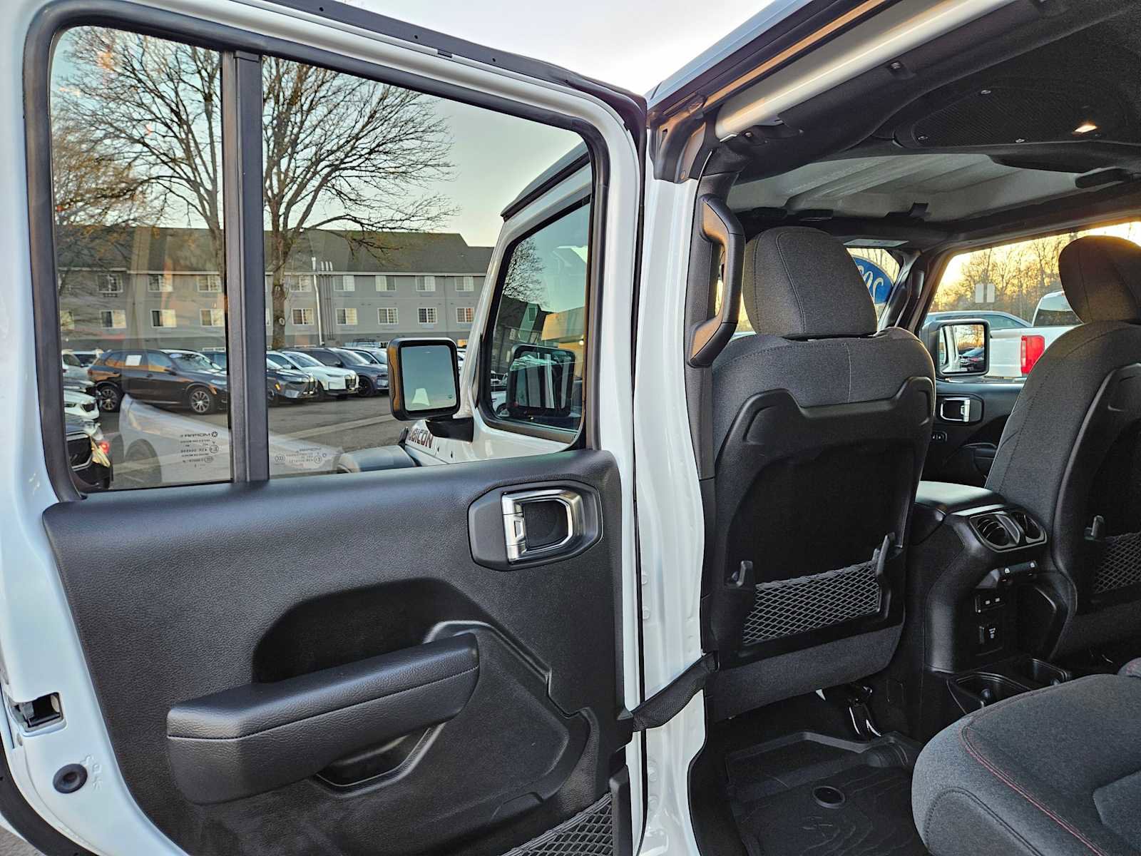 Used 2025 Jeep Wrangler Unlimited Rubicon w/ Technology Group image 17