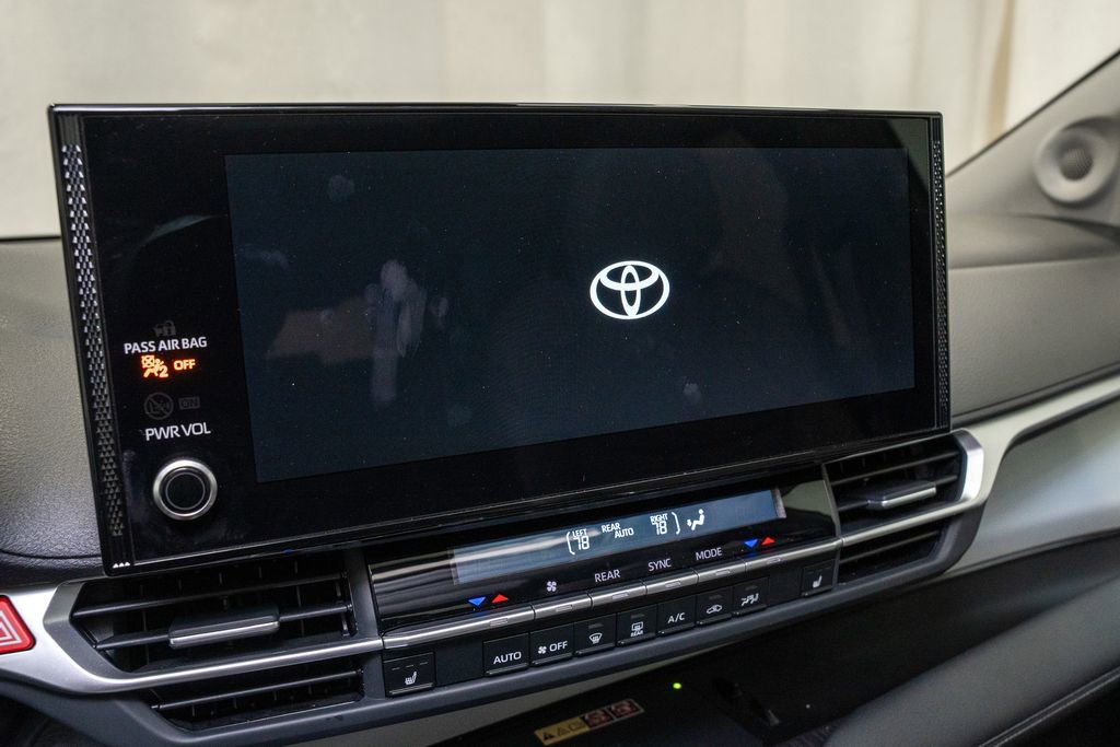 Used 2025 Toyota Sienna XLE image 15