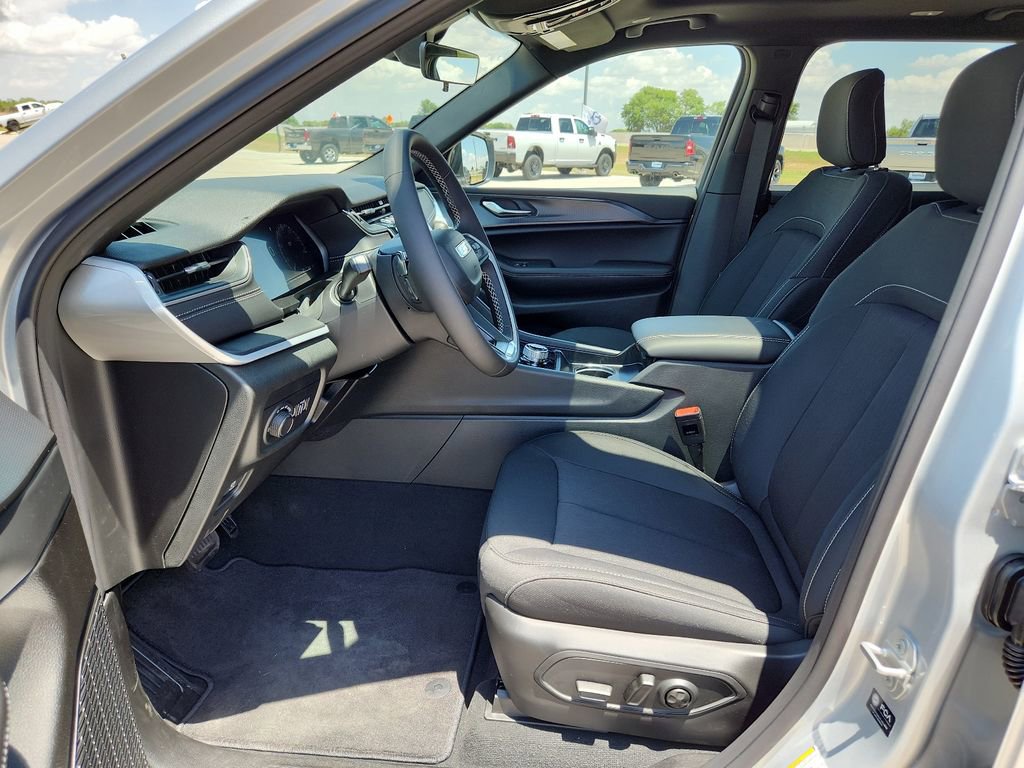 New 2025 Jeep Grand Cherokee L Laredo image 16