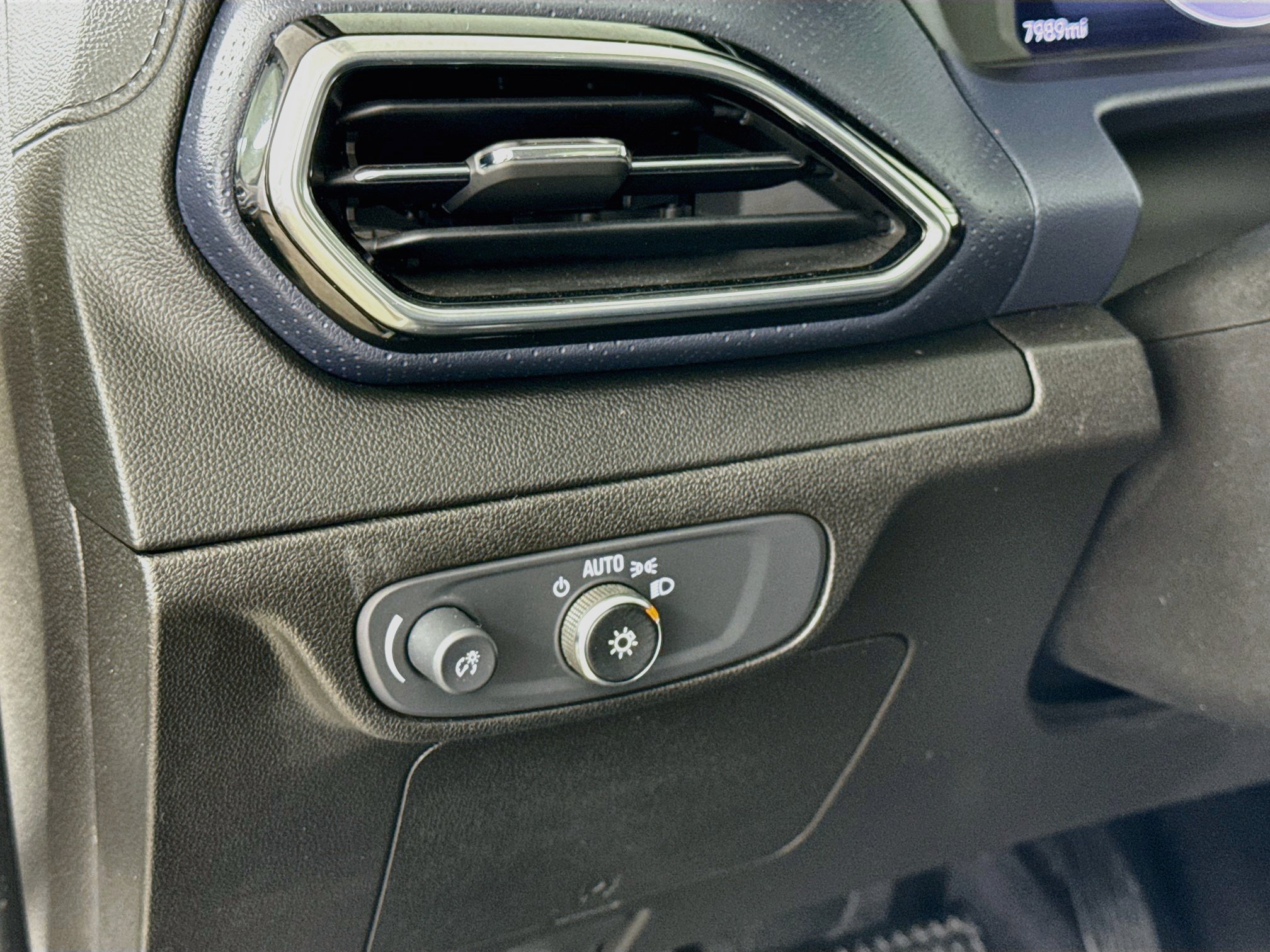 Used 2022 Chevrolet Bolt EUV Premier w/ Sun & Sound Package FWD image 12