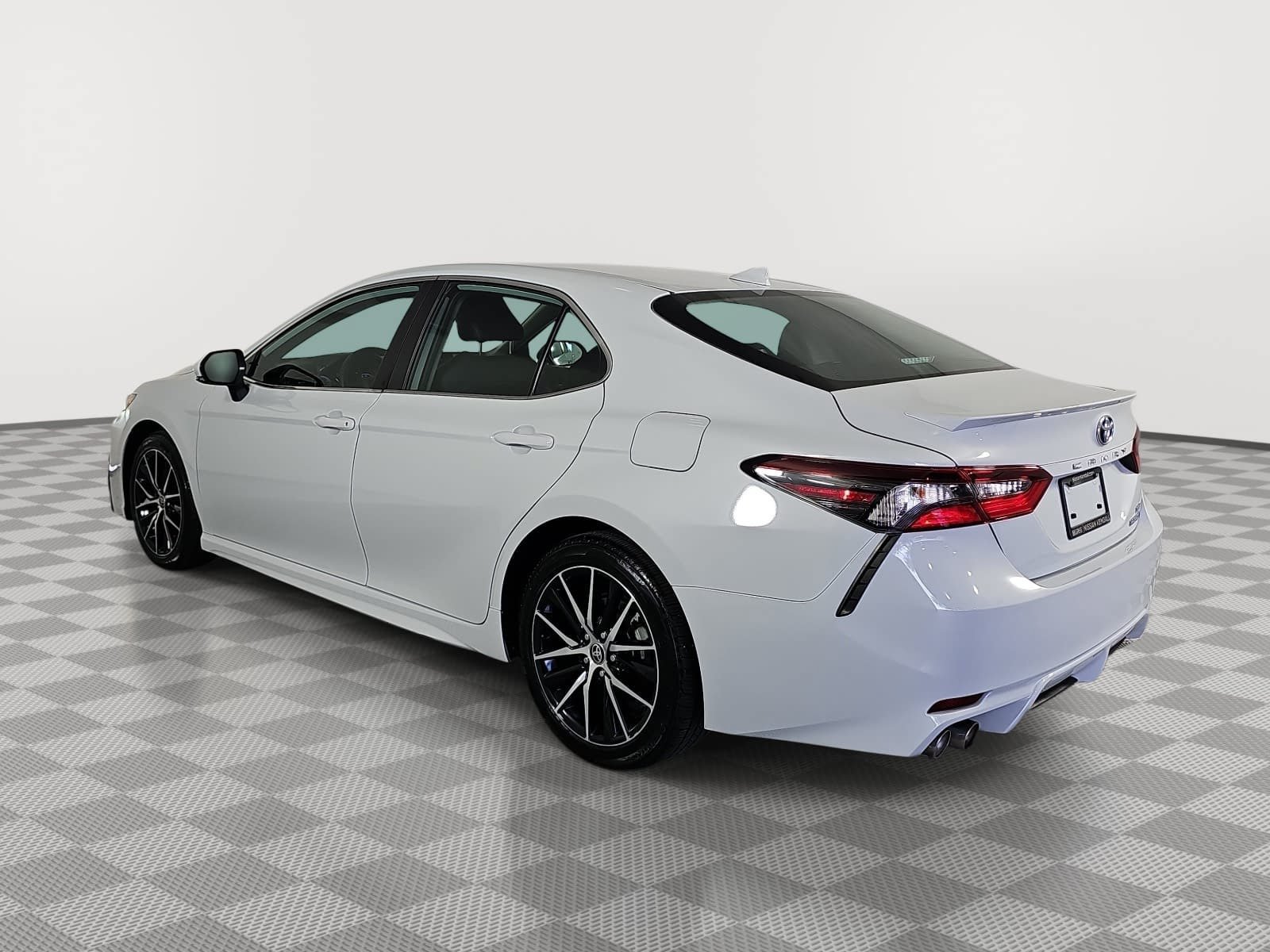 Used 2023 Toyota Camry SE FWD image 6