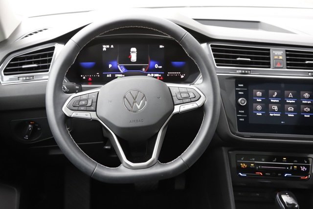 Used 2023 Volkswagen Tiguan SE w/ Panoramic Sunroof Package image 21