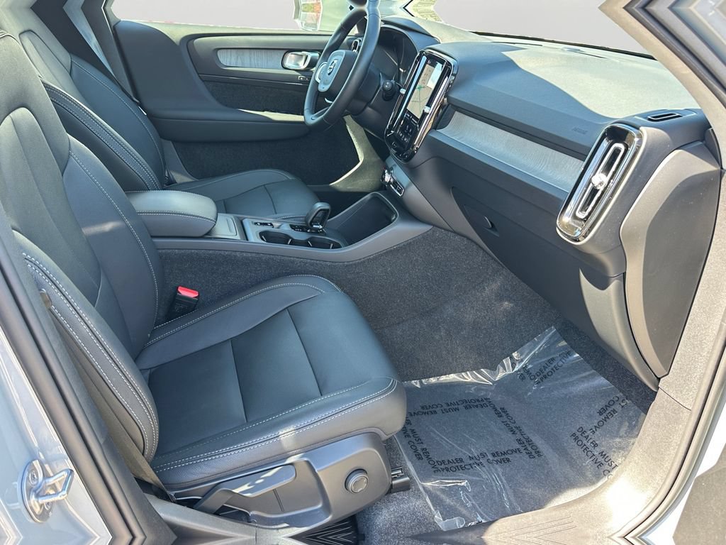 Used 2025 Volvo XC40 B5 Core AWD/4WD image 6