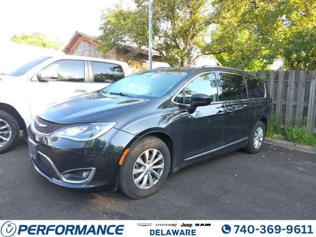 Used 2018 Chrysler Pacifica Touring-L FWD image 1