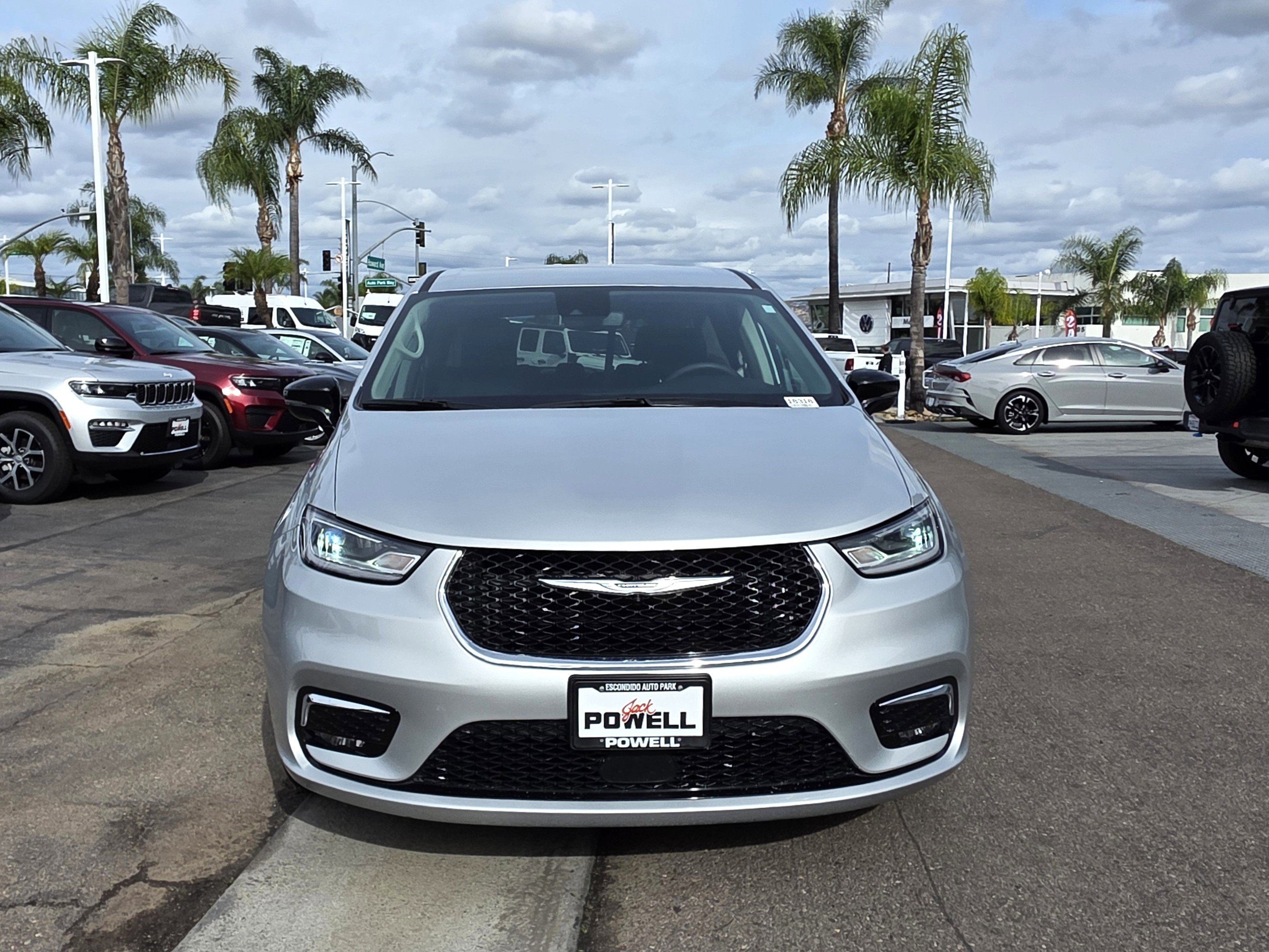 Certified 2024 Chrysler Pacifica Touring-L image 7