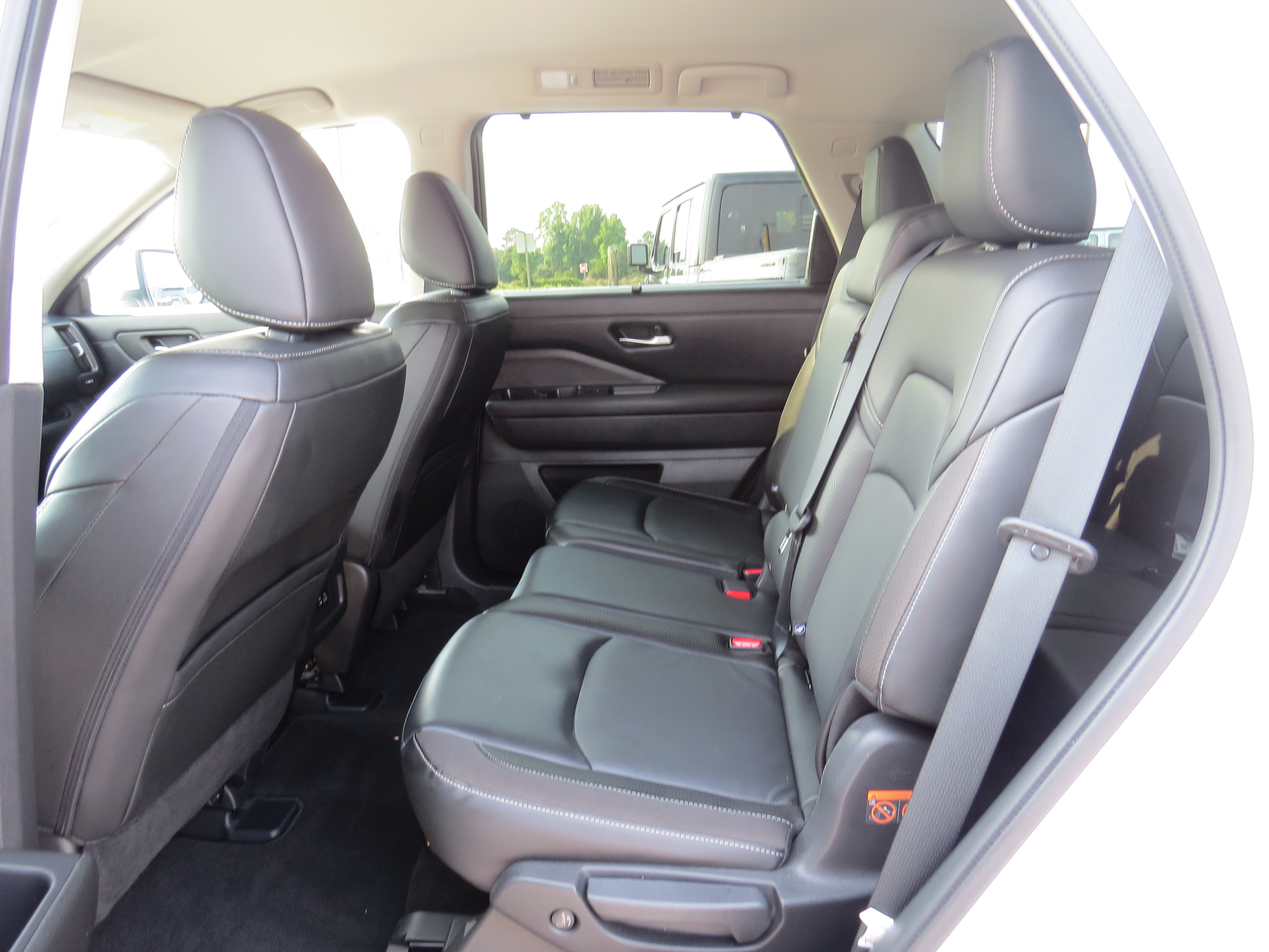 Used 2023 Nissan Pathfinder SL AWD/4WD image 17