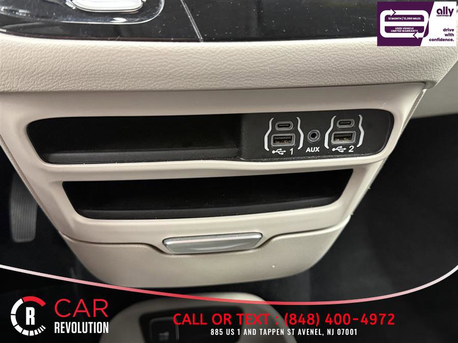 Used 2024 Chrysler Pacifica Touring-L FWD image 30