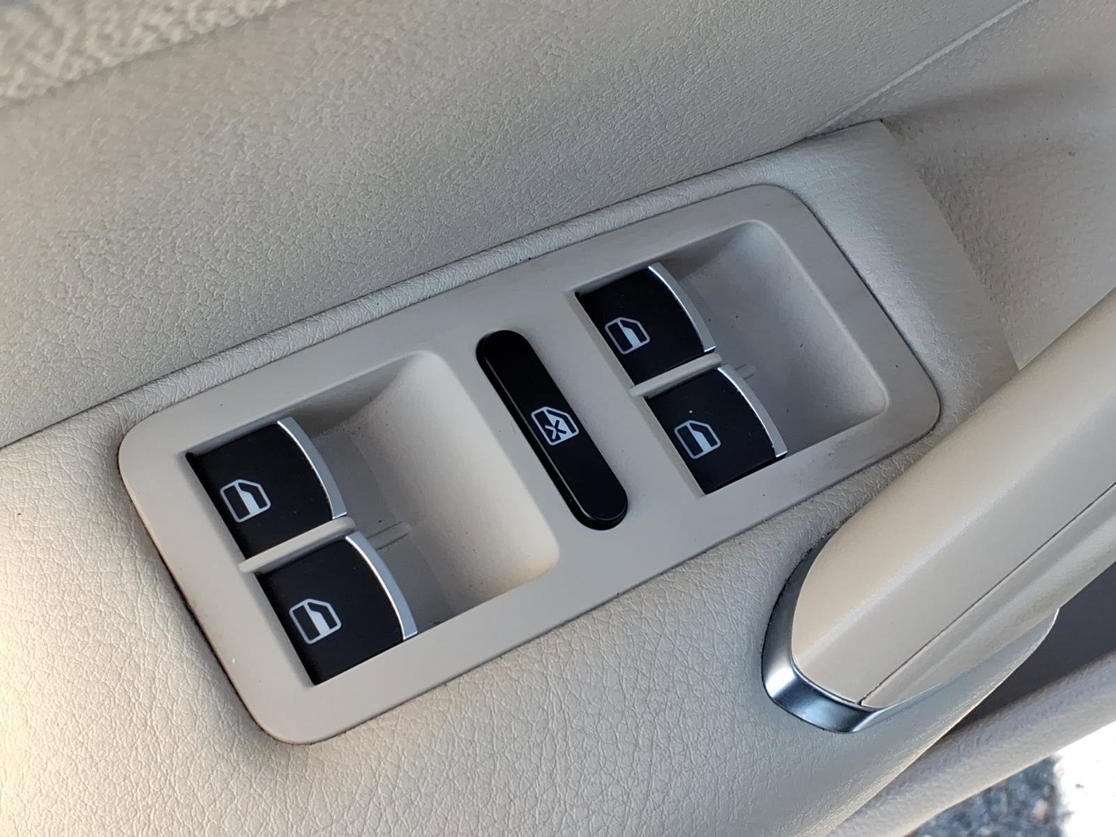 Used 2016 Volkswagen Passat 1.8T SEL Premium image 19