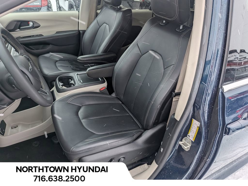 Used 2024 Chrysler Pacifica Touring-L image 9