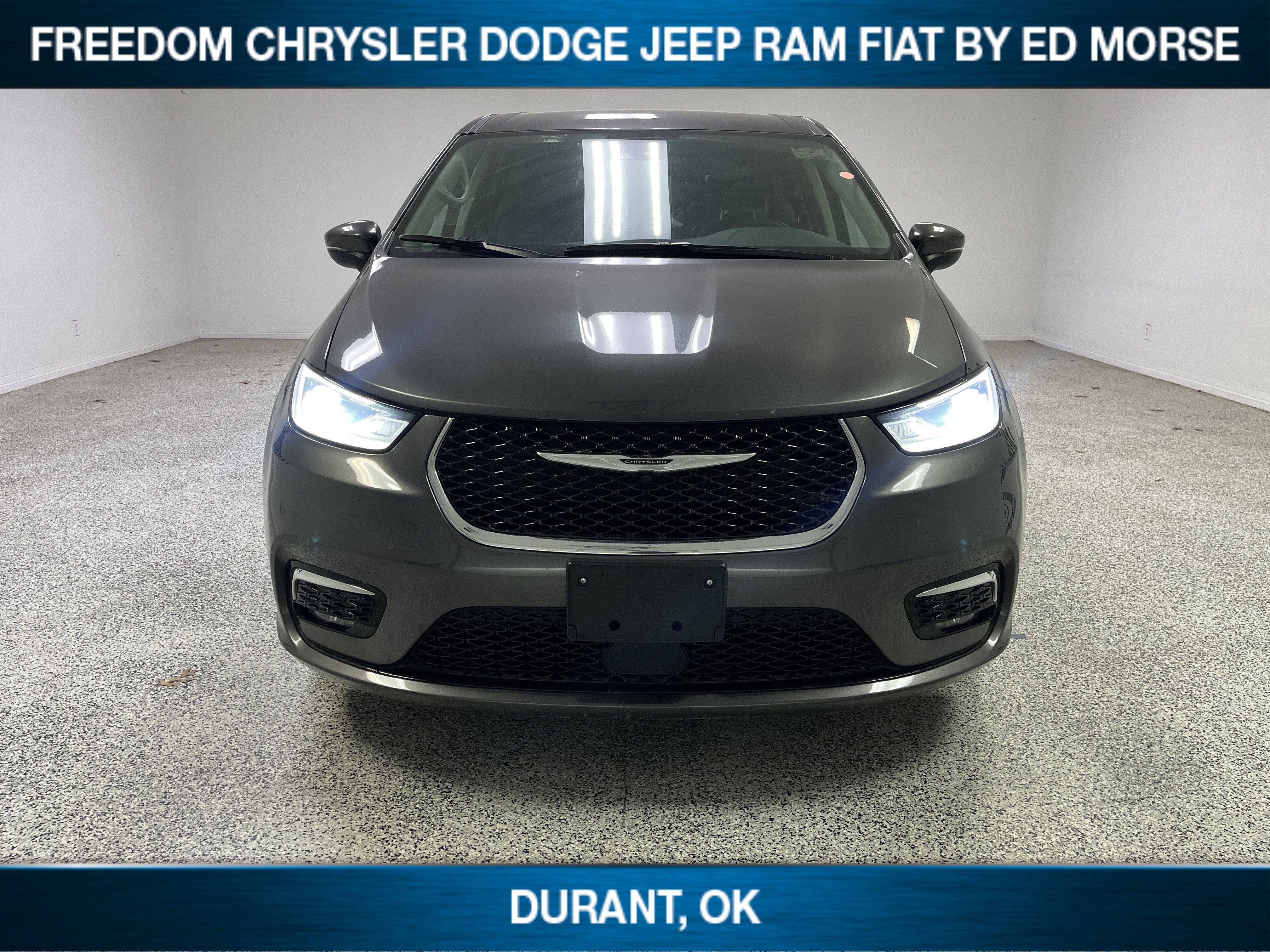 Used 2023 Chrysler Pacifica Touring-L FWD image 2