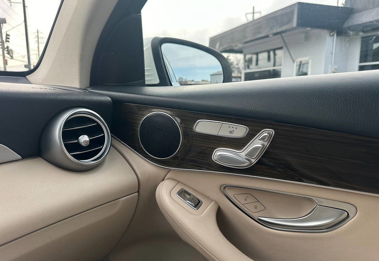 Used 2019 Mercedes-Benz GLC 300 w/ Premium Package image 29