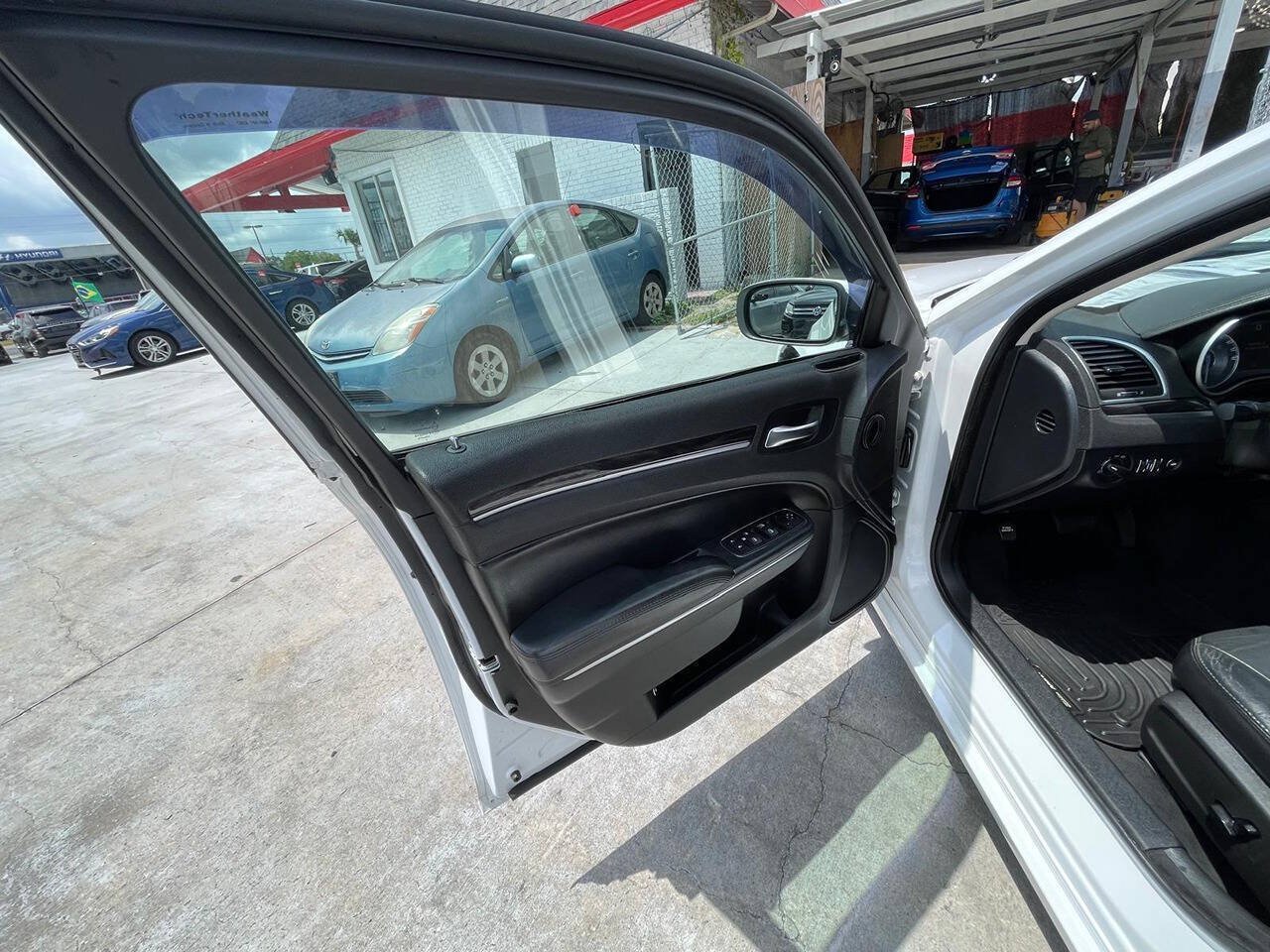 Used 2015 Chrysler 300 Limited RWD image 5
