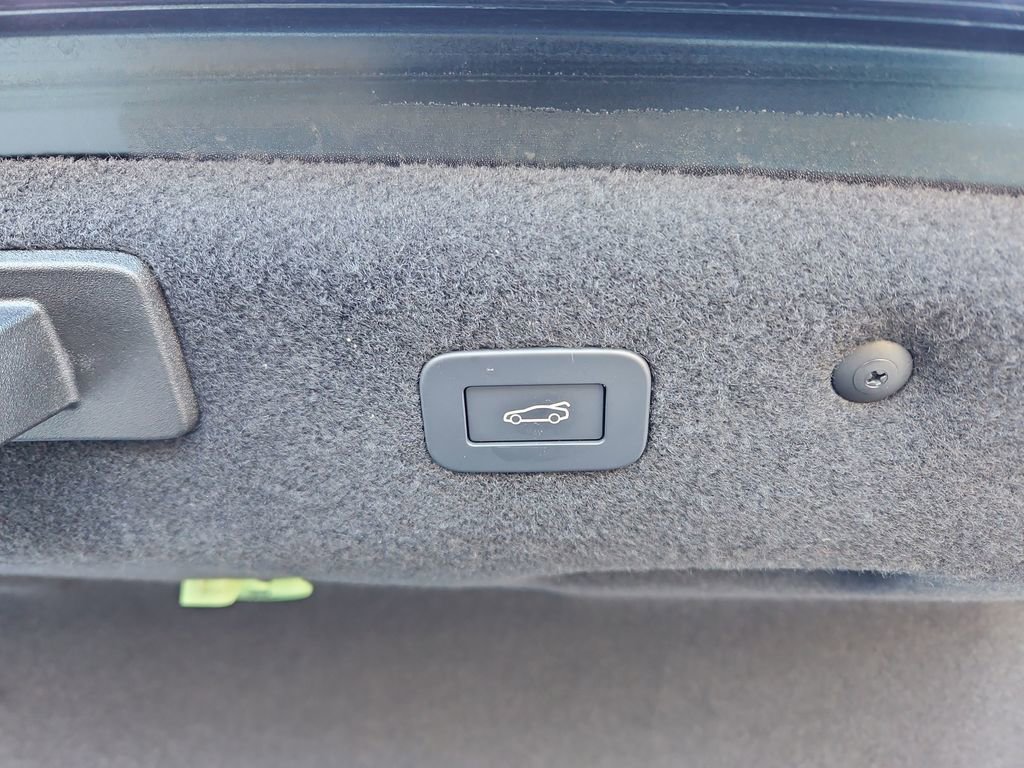 Used 2023 Jaguar XF R-Dynamic SE image 32