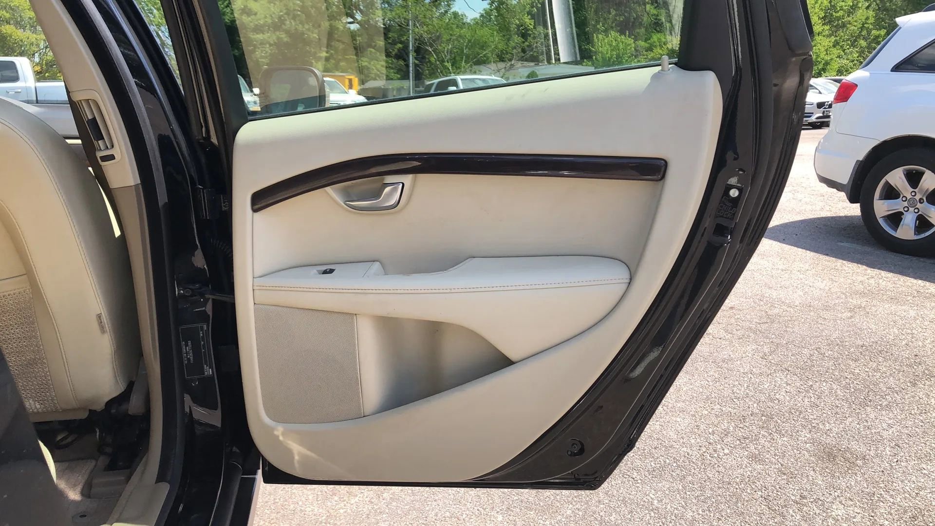 Used 2012 Volvo XC70 3.2 image 12