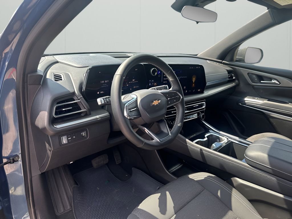 Used 2025 Chevrolet Traverse LT image 26