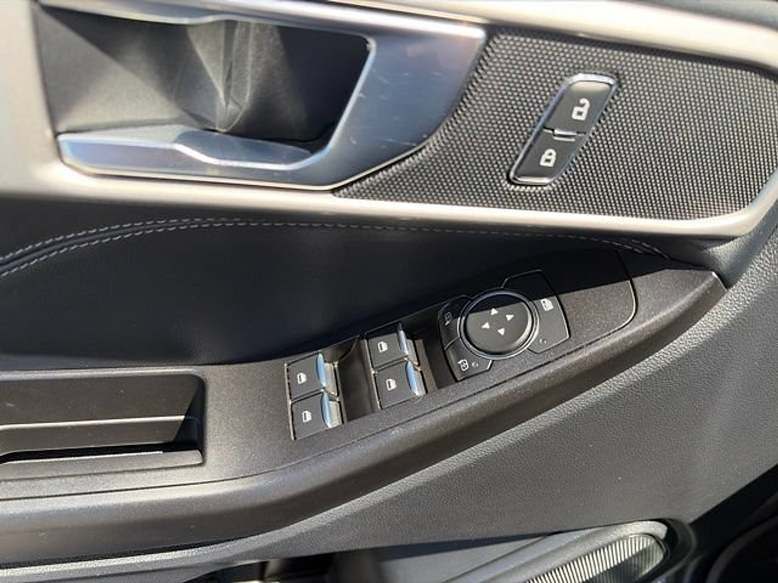 Used 2020 Ford Explorer XLT w/ Equipment Group 202A AWD/4WD image 22