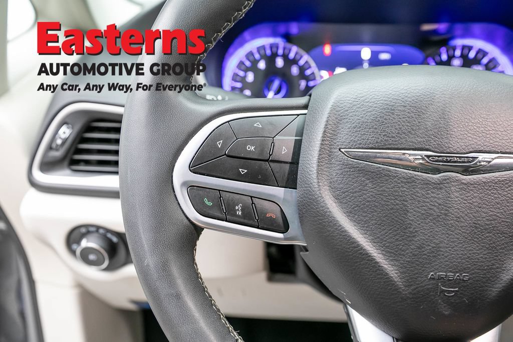 Used 2023 Chrysler Pacifica Touring-L FWD image 15