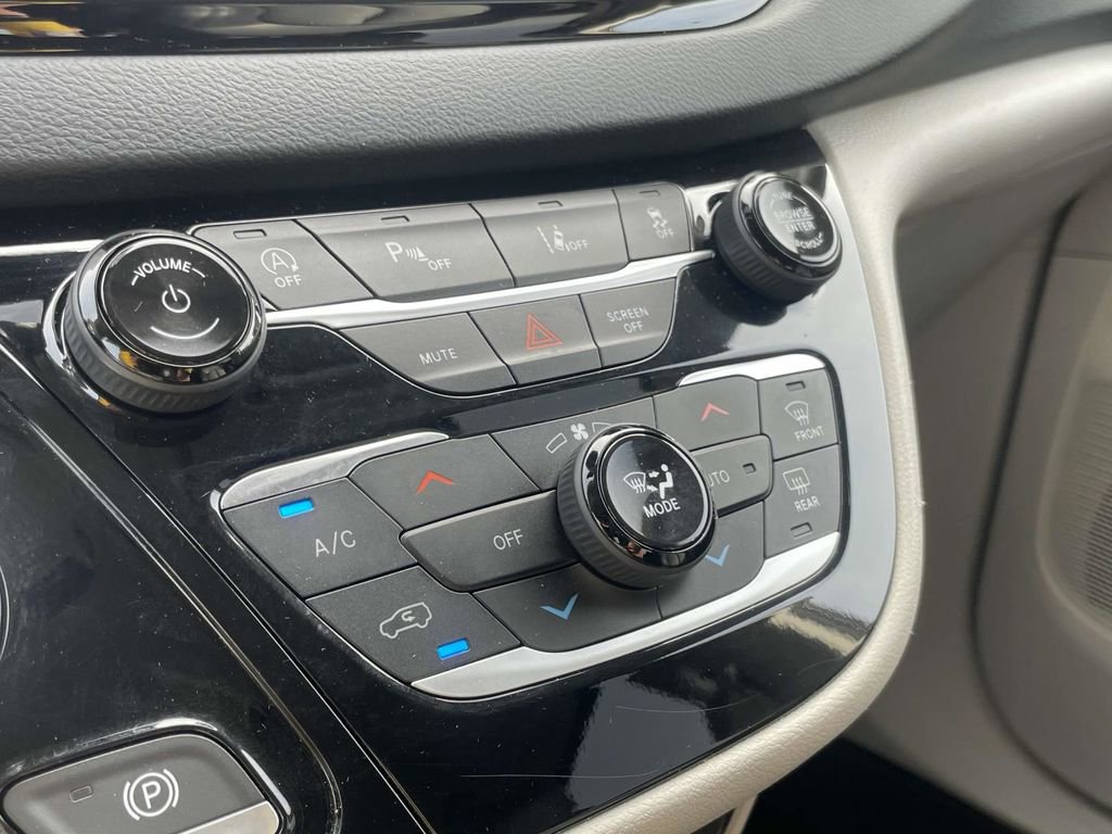 Certified 2023 Chrysler Pacifica Touring-L image 36