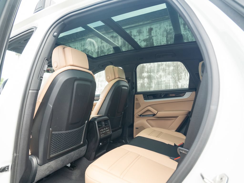 Used 2024 Porsche Cayenne AWD/4WD image 35