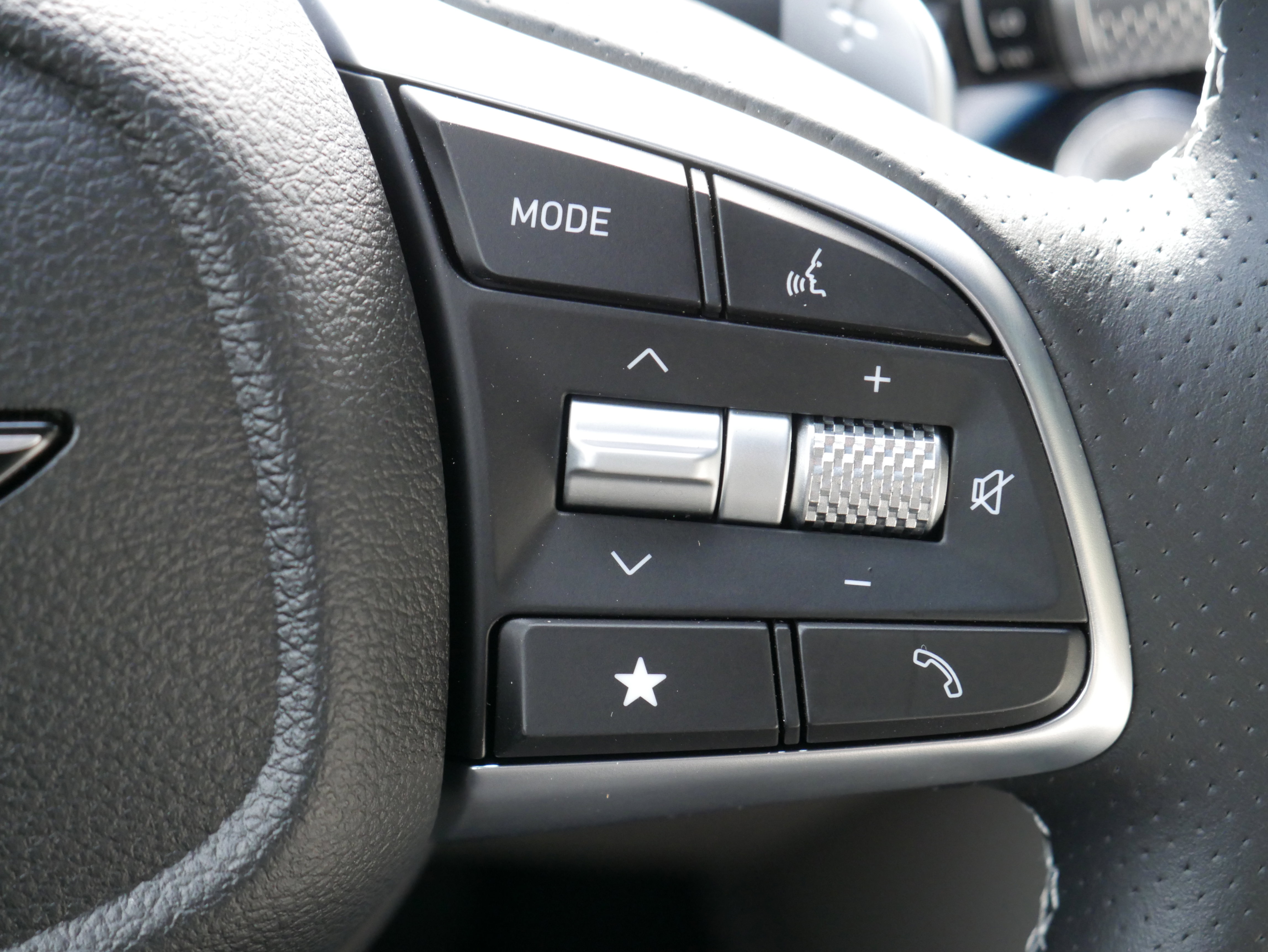 Used 2025 Genesis G70 2.5T image 24