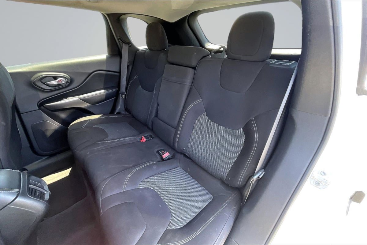Used 2019 Jeep Cherokee Latitude w/ Popular Appearance Group AWD/4WD image 26