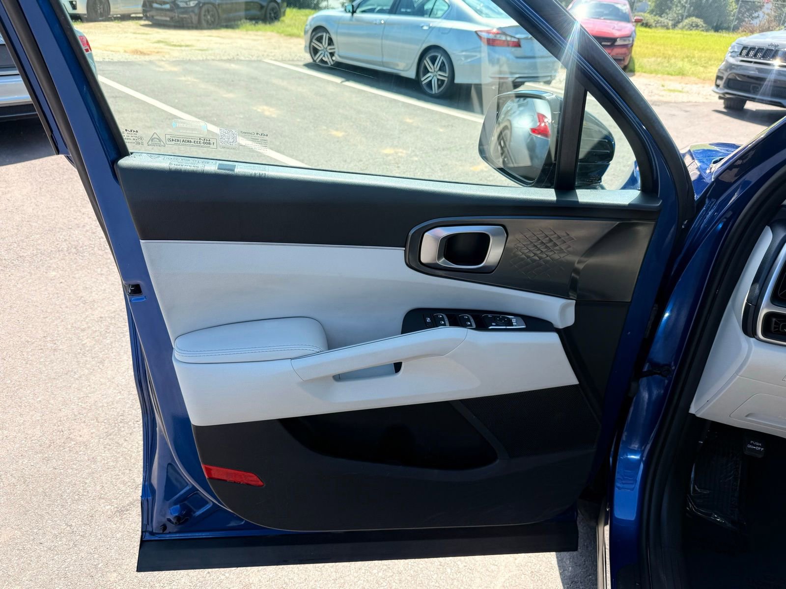 Used 2023 Kia Sorento S w/ Panoramic Sunroof Package image 9