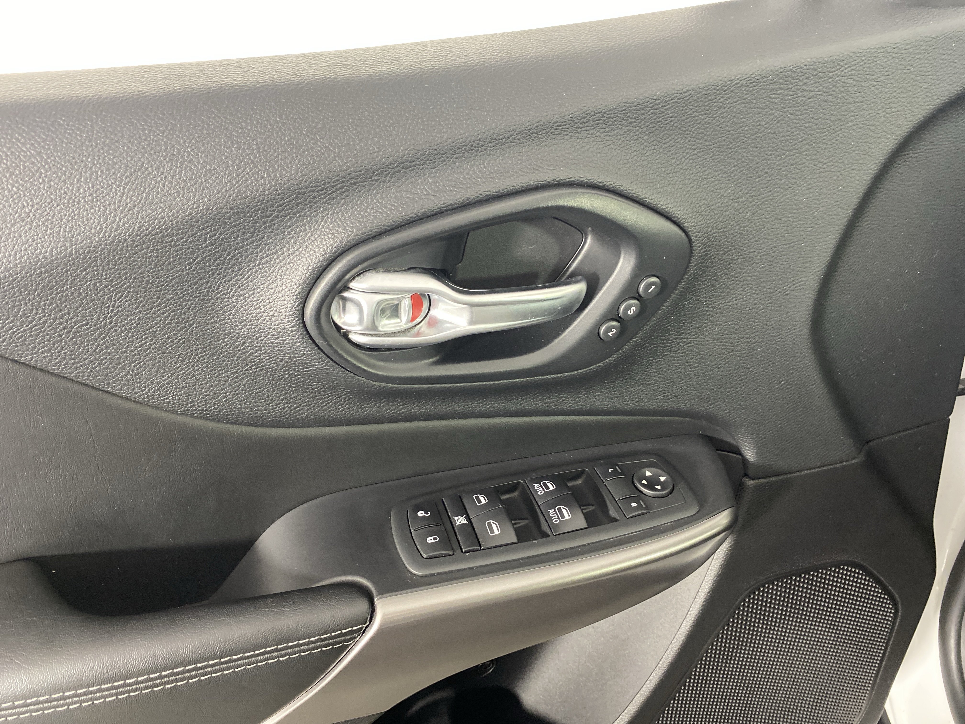Used 2020 Jeep Cherokee Limited AWD/4WD image 14