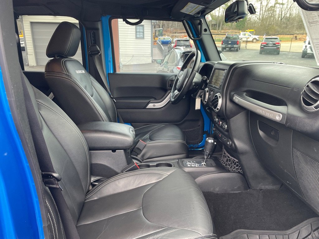 Used 2015 Jeep Wrangler Unlimited Rubicon w/ Connectivity Group image 20