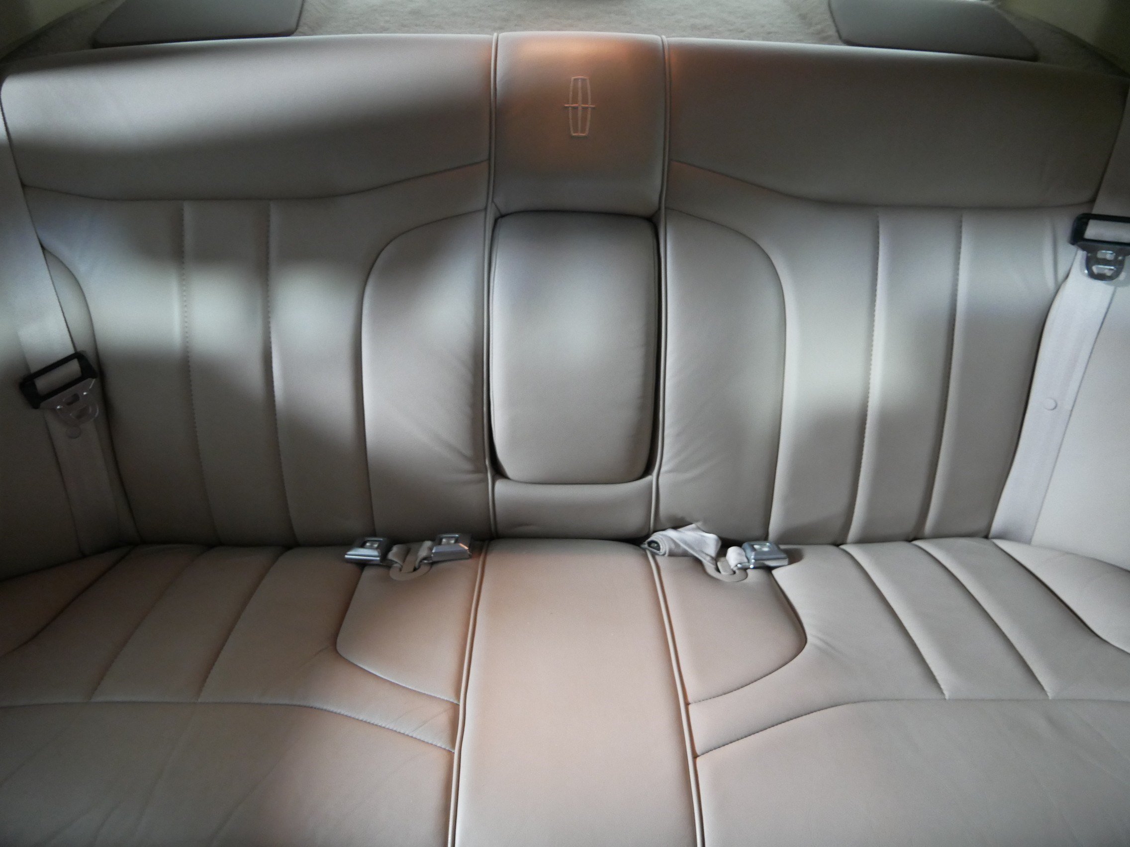 Used 1993 Lincoln Town Car Signature RWD image 13