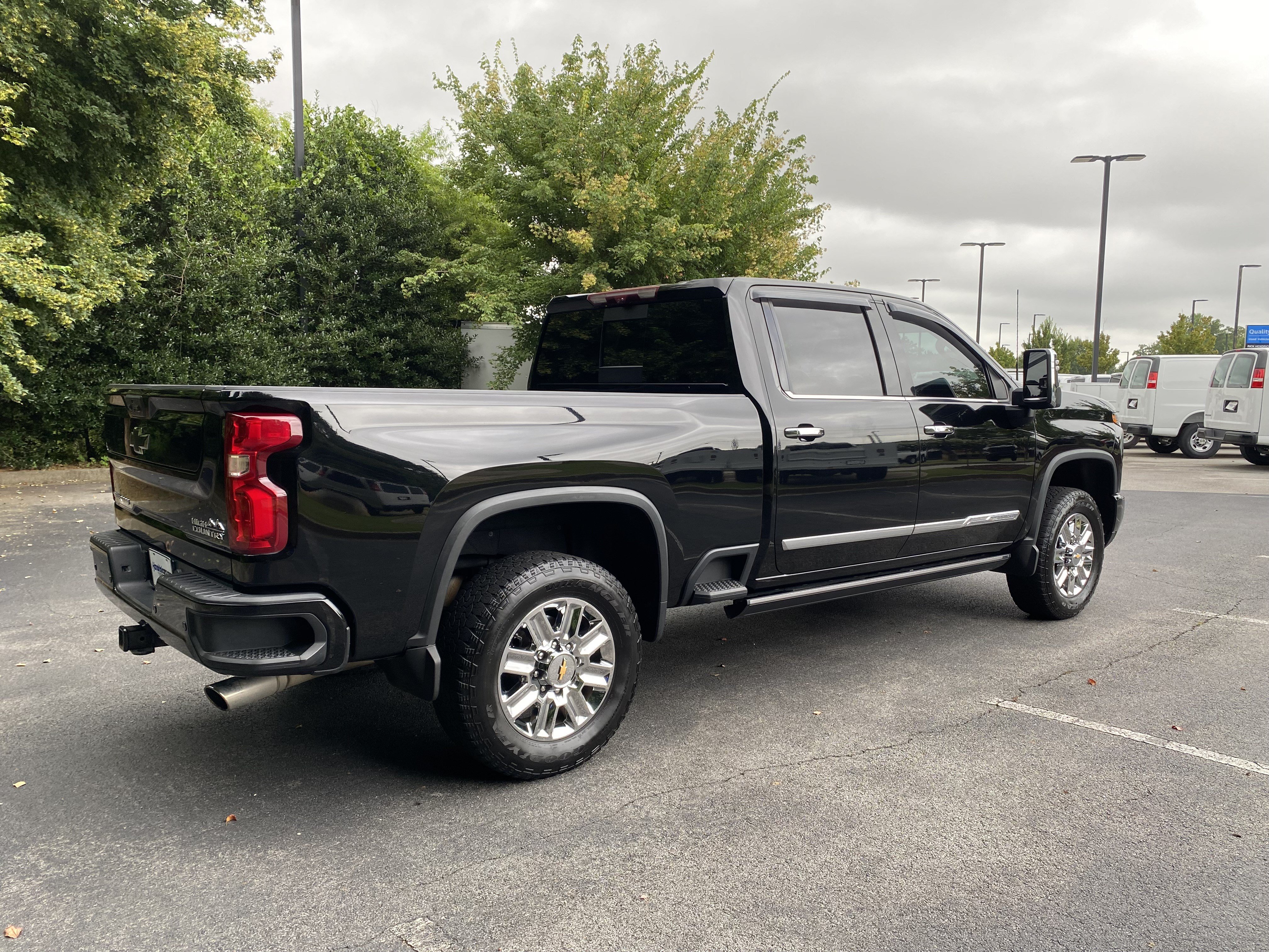 Used 2024 Chevrolet Silverado 2500 High Country w/ High Country Premium Package AWD/4WD image 9