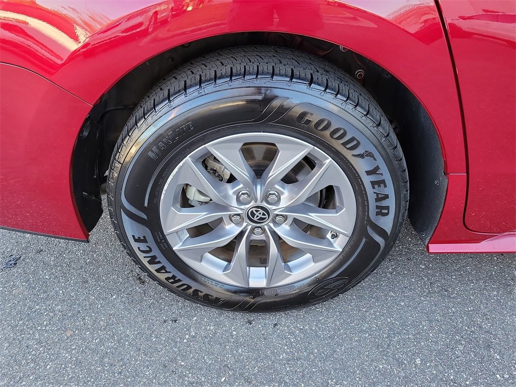 Used 2022 Toyota Sienna XLE image 7