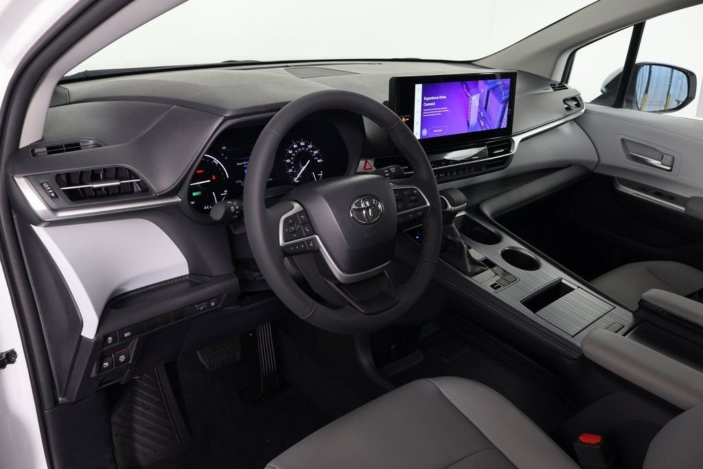 Used 2026 Toyota Sienna XLE FWD image 7