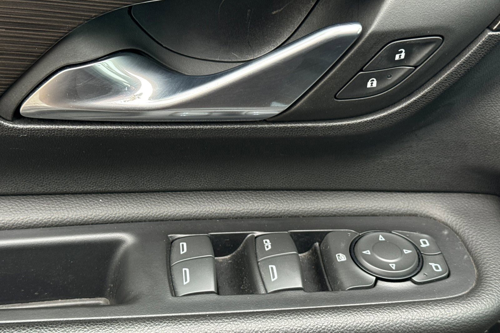 Used 2024 GMC Terrain SLT w/ Elevation Edition FWD image 12
