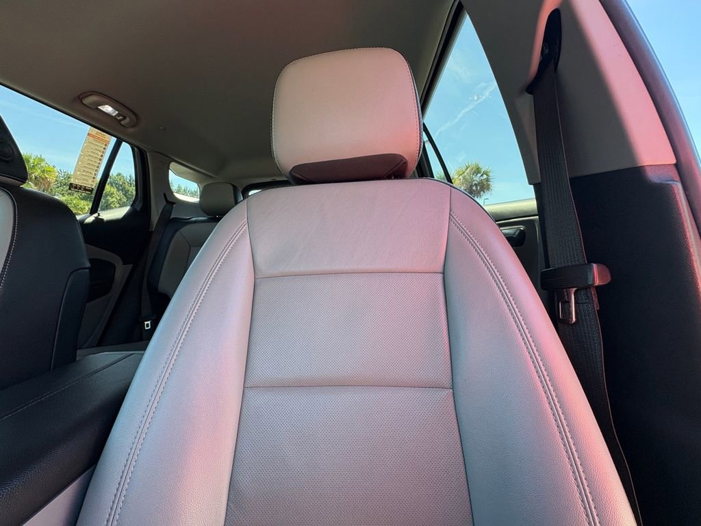 Used 2023 GMC Terrain SLT image 13