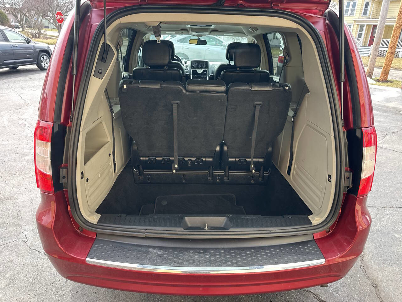 Used 2016 Chrysler Town & Country Touring image 10