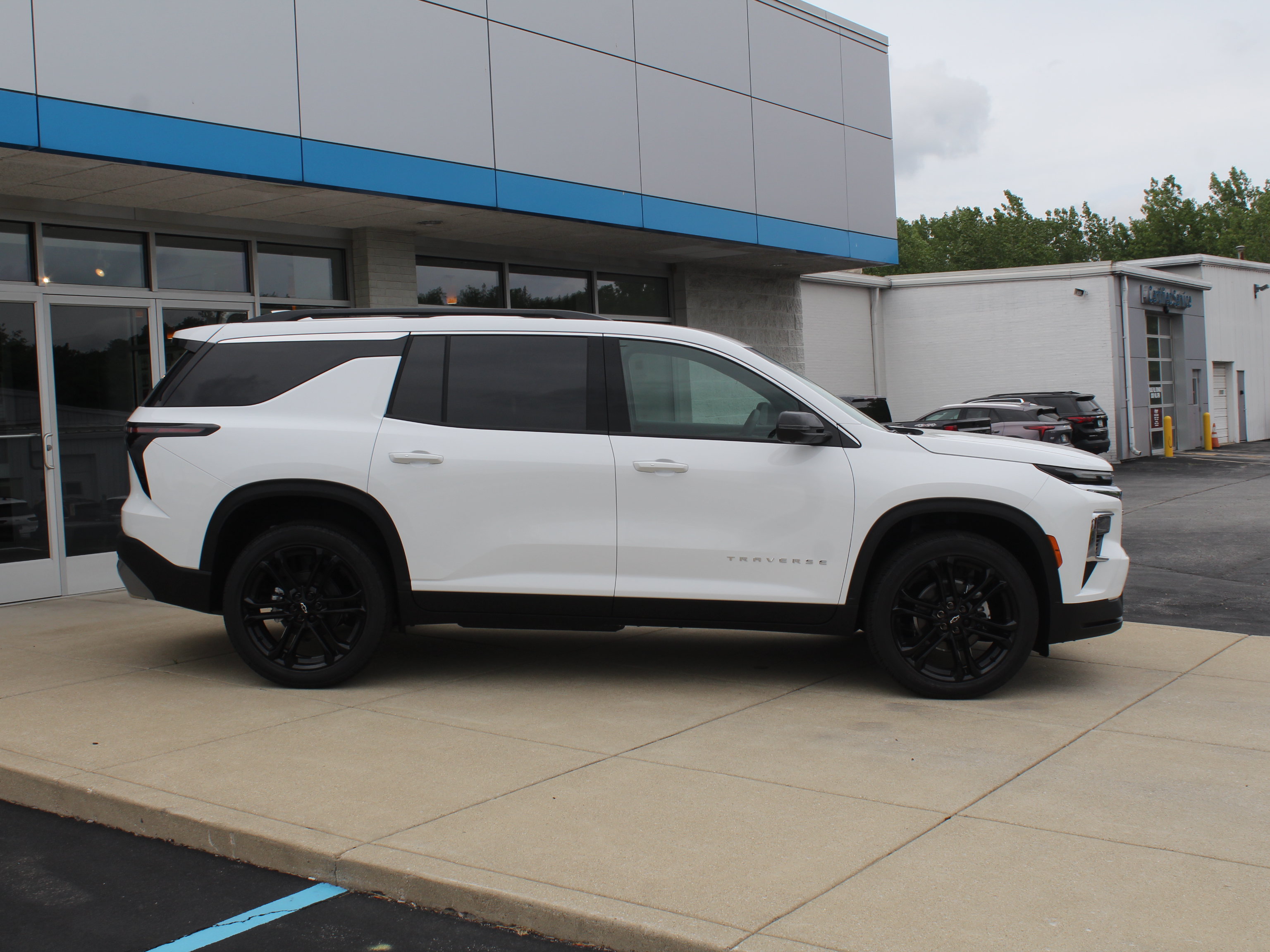 New 2026 Chevrolet Traverse LT w/ Driver Confidence Package AWD/4WD image 3