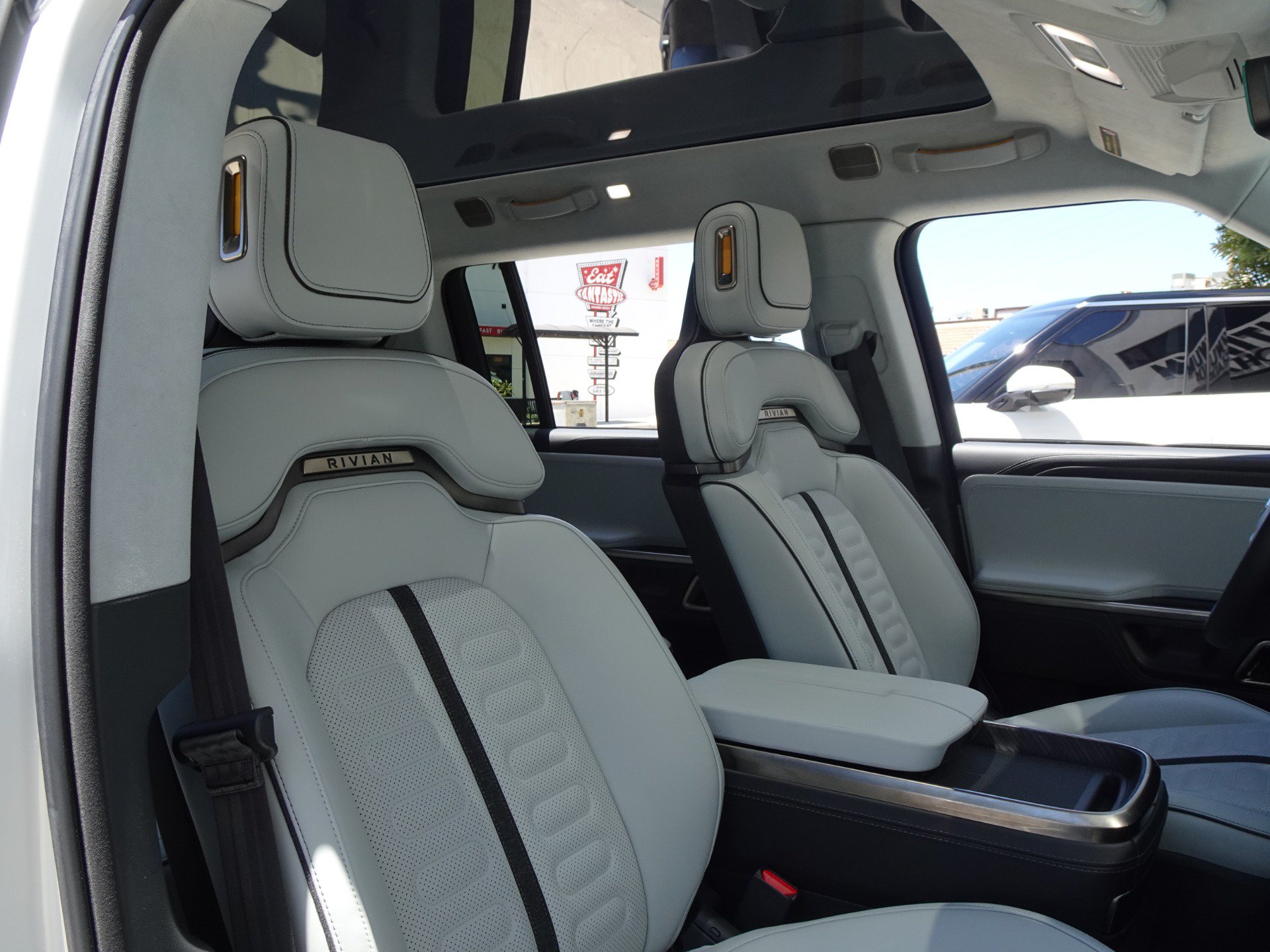 Used 2024 Rivian R1S Adventure AWD/4WD image 23