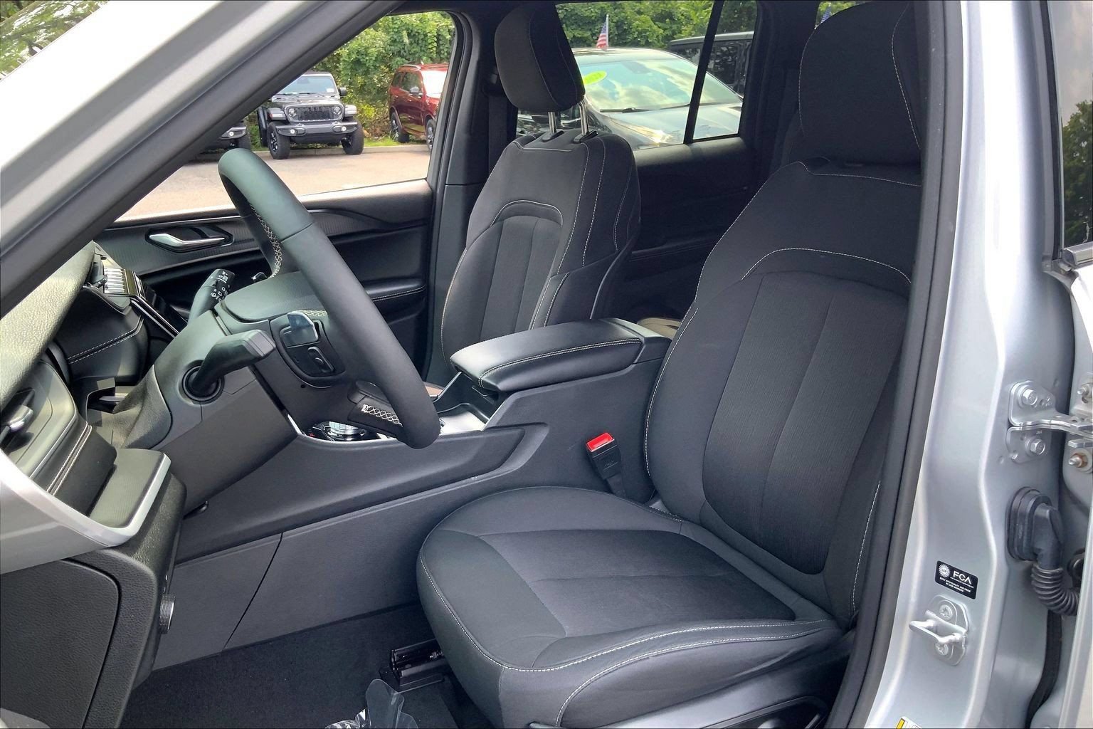 Certified 2025 Jeep Grand Cherokee Laredo X w/ Luxury Tech Group I AWD/4WD image 8
