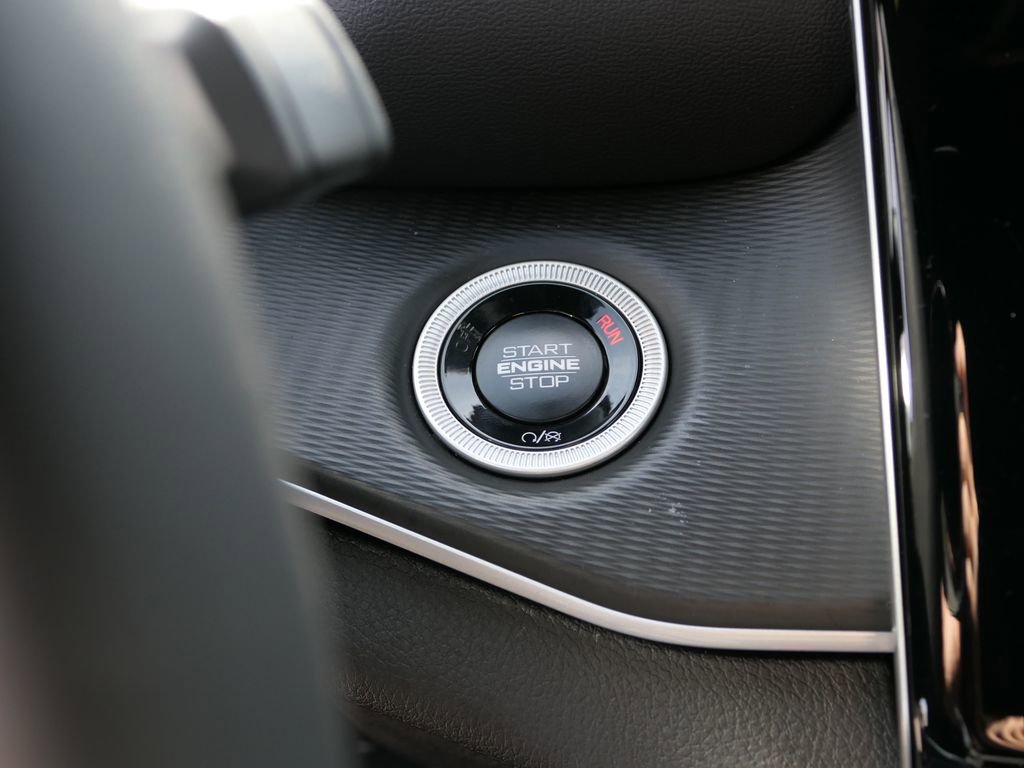 Used 2025 Jeep Grand Cherokee Laredo X image 14