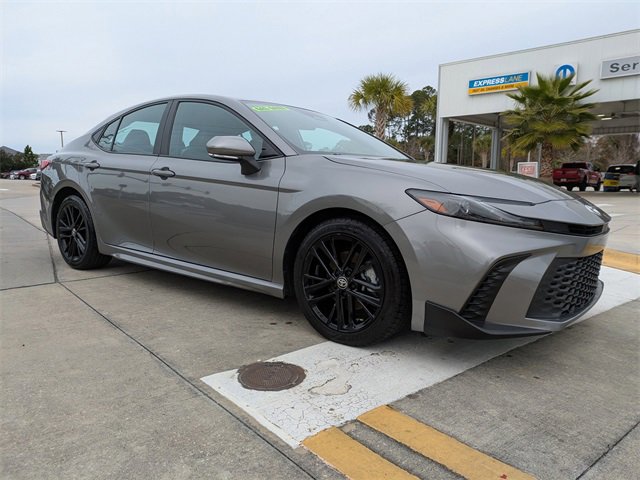 Used 2025 Toyota Camry SE image 2