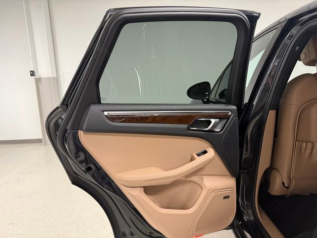 Certified 2023 Porsche Macan AWD/4WD image 32