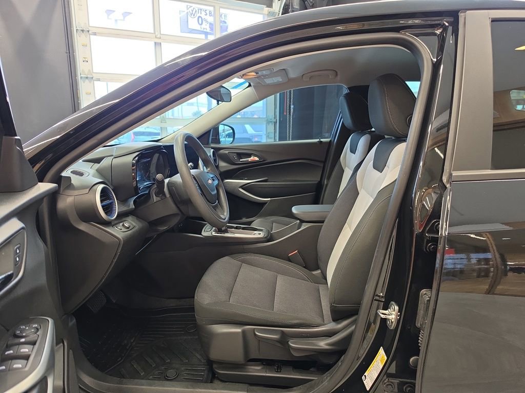 Used 2025 Chevrolet Trax LS w/ LS Convenience Package FWD image 10