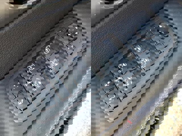 New 2025 Chrysler Pacifica Select w/ Fav Edition Package FWD image 16