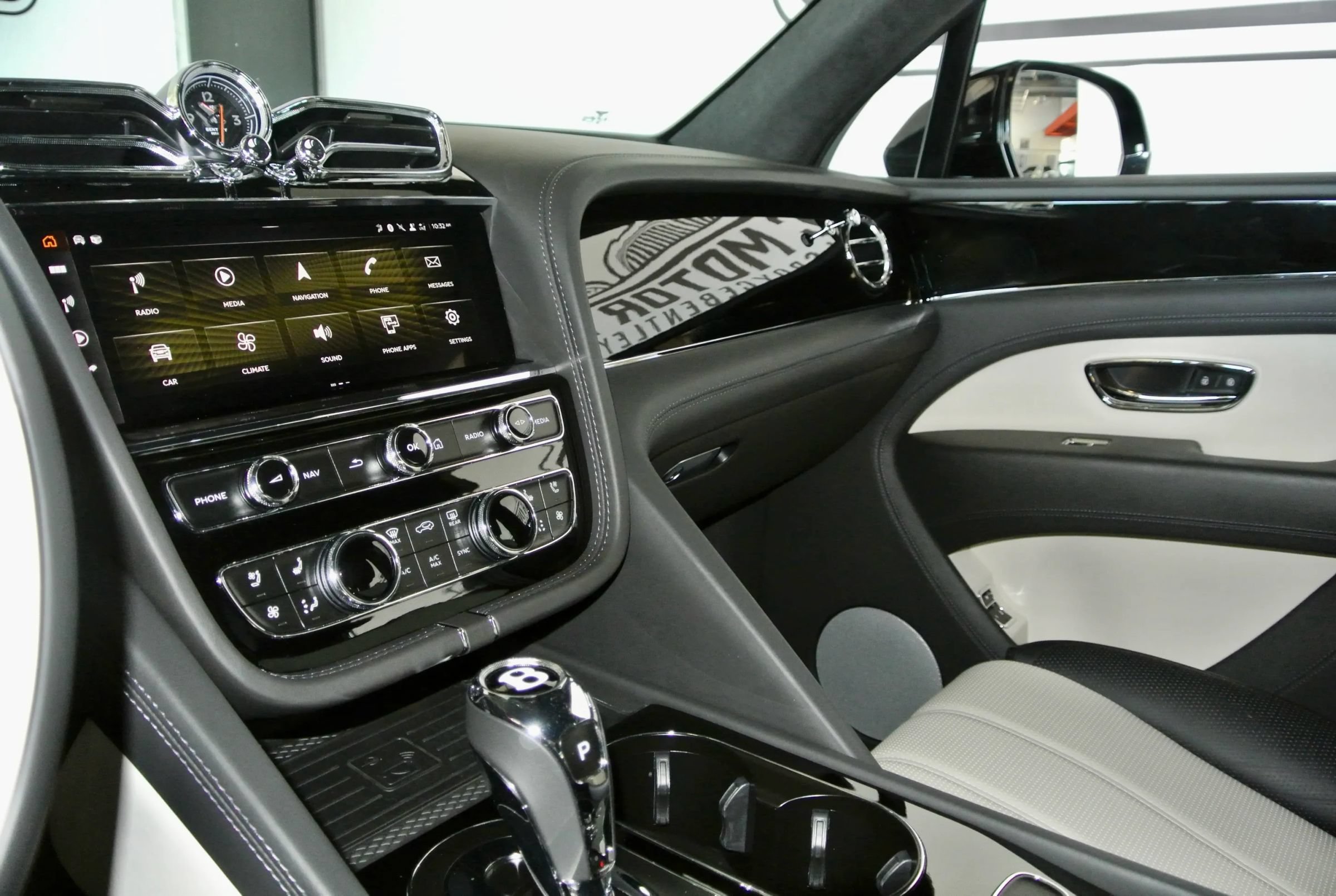 Used 2023 Bentley Bentayga AWD/4WD image 23