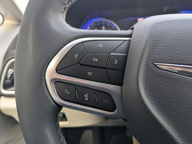 Used 2023 Chrysler Pacifica Touring-L image 19