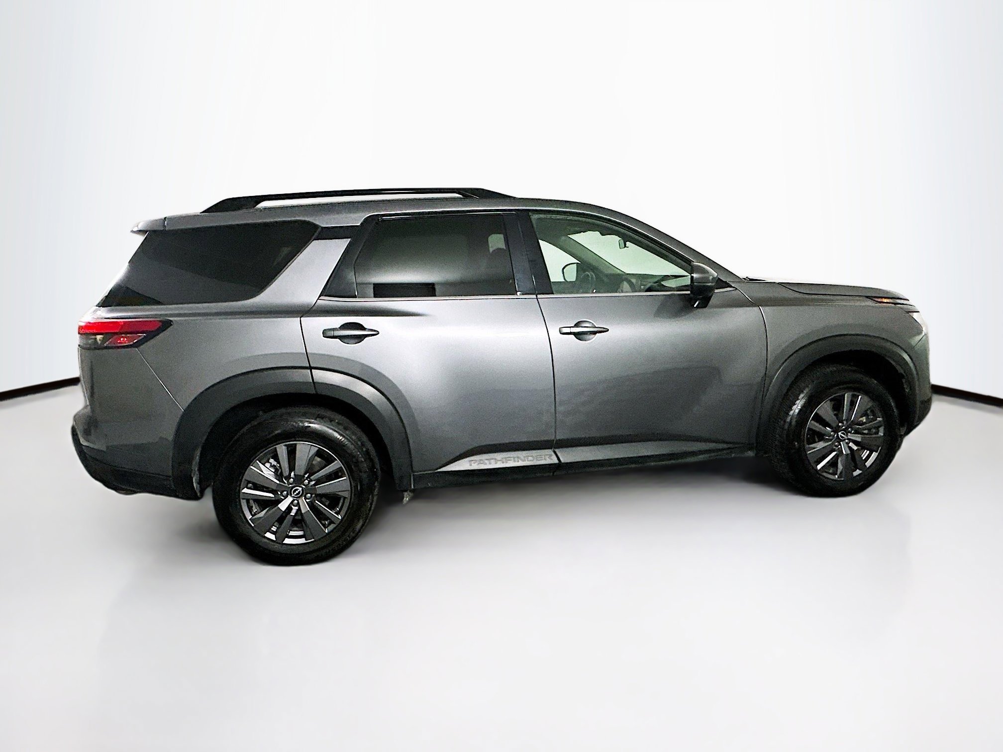 Used 2025 Nissan Pathfinder SV image 10