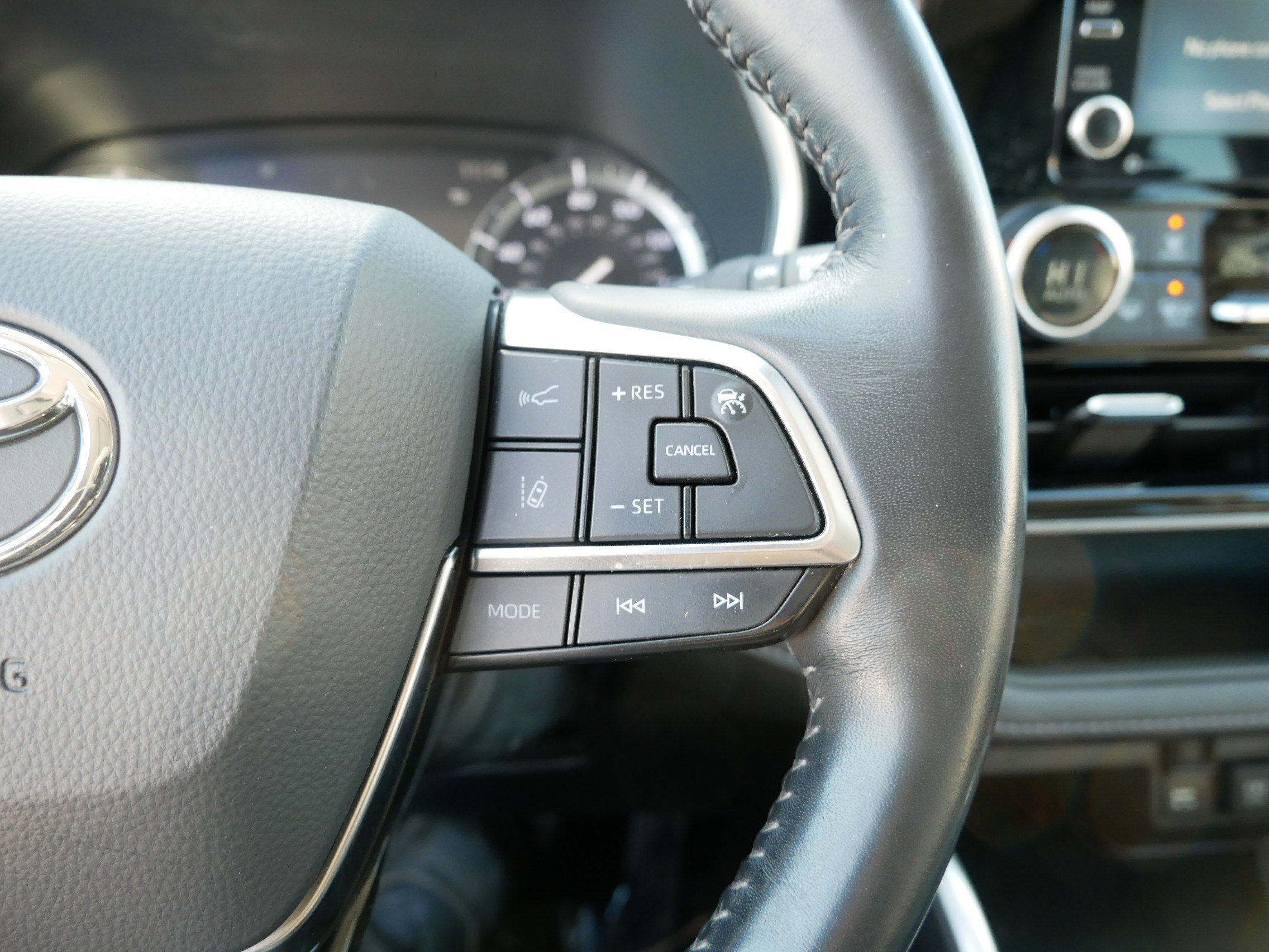 Used 2020 Toyota Highlander XLE image 30