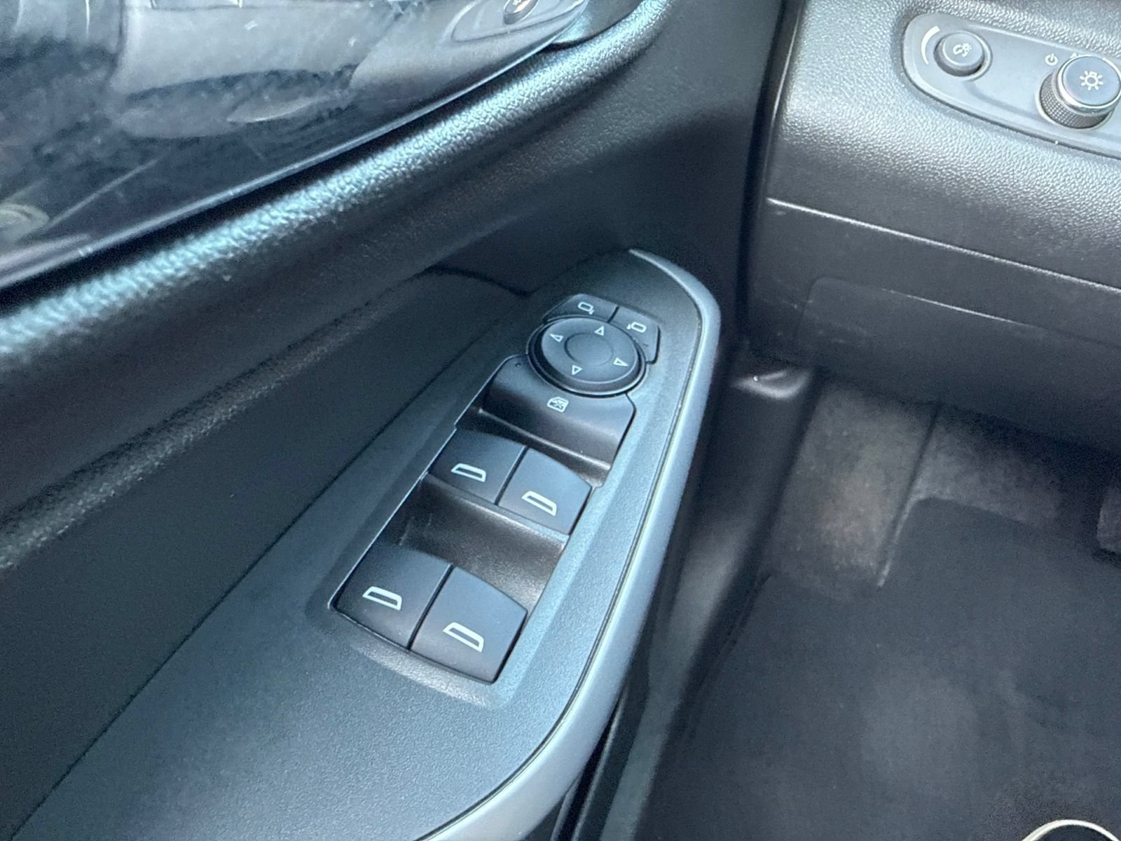 Used 2025 Chevrolet Trax RS w/ Sunroof Package FWD image 36